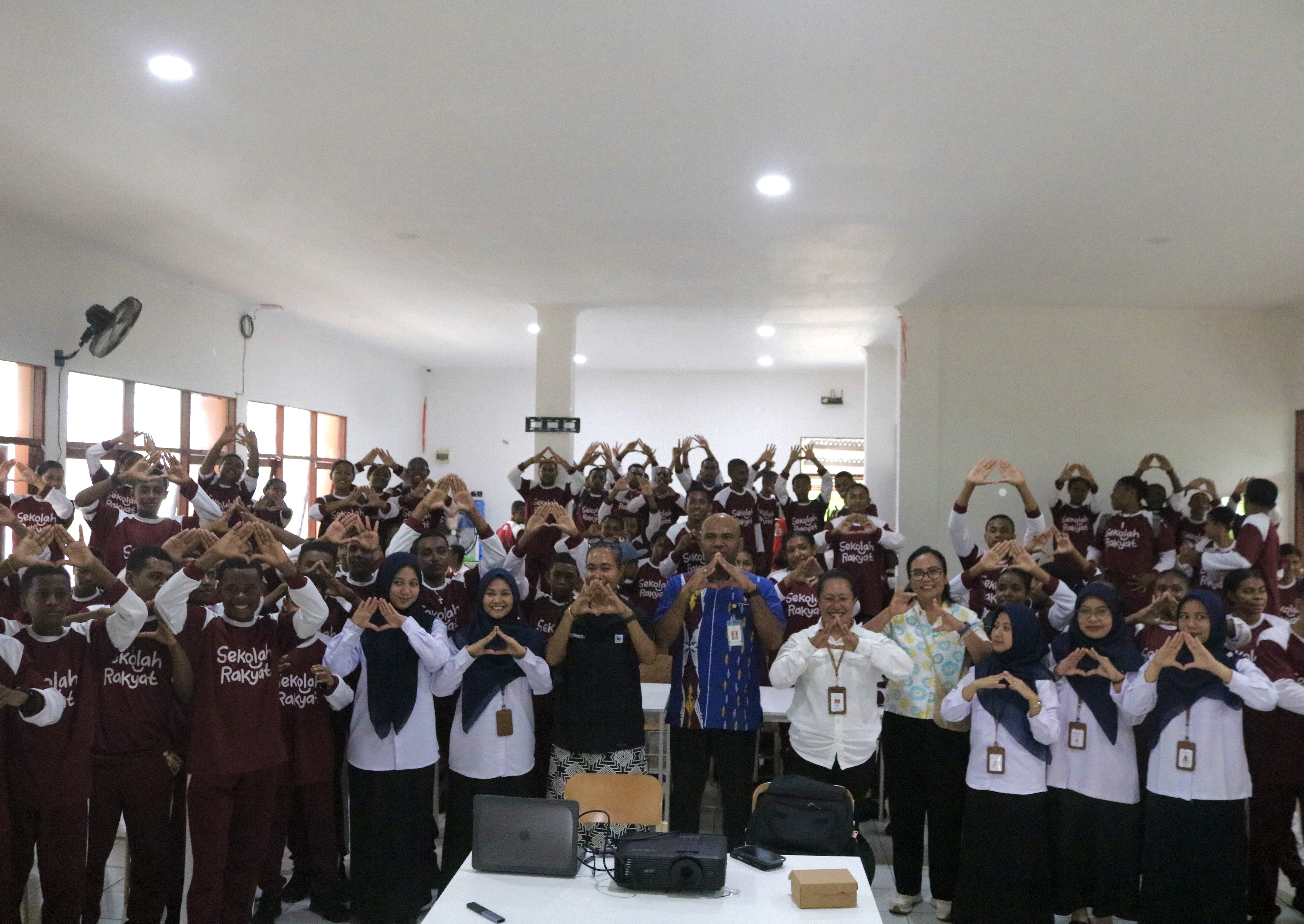 Antusias guru sekolah, Tim WWF, dan siswa-siswi dalam menyambut pengenalan edukasi konservasi alam
