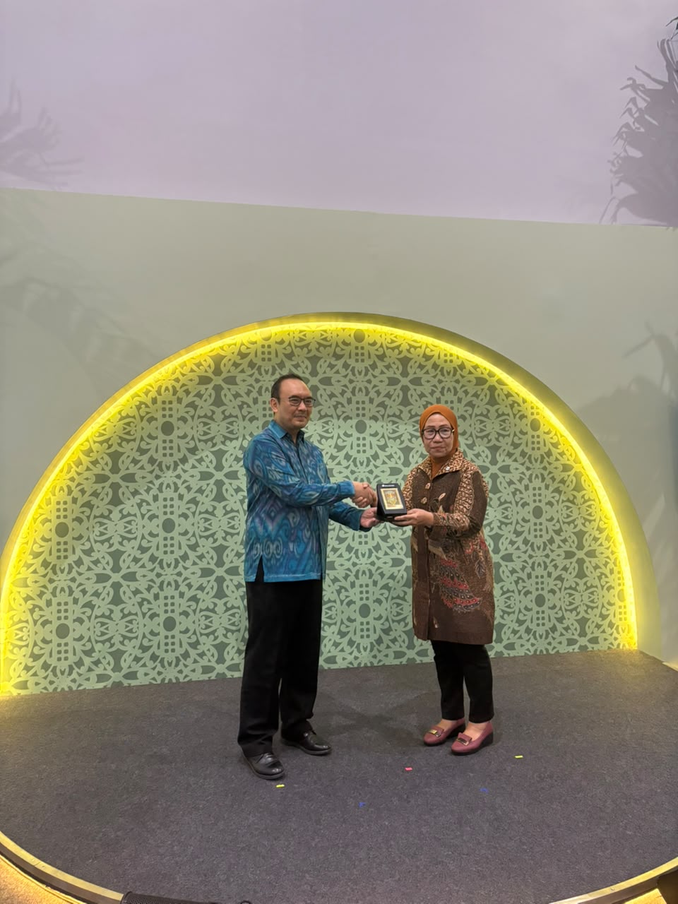 Kurniawan Agung (BI) menyerahkan penghargaan kepada Diah Suradireja (WWF-Indonesia) di KKI 2026.