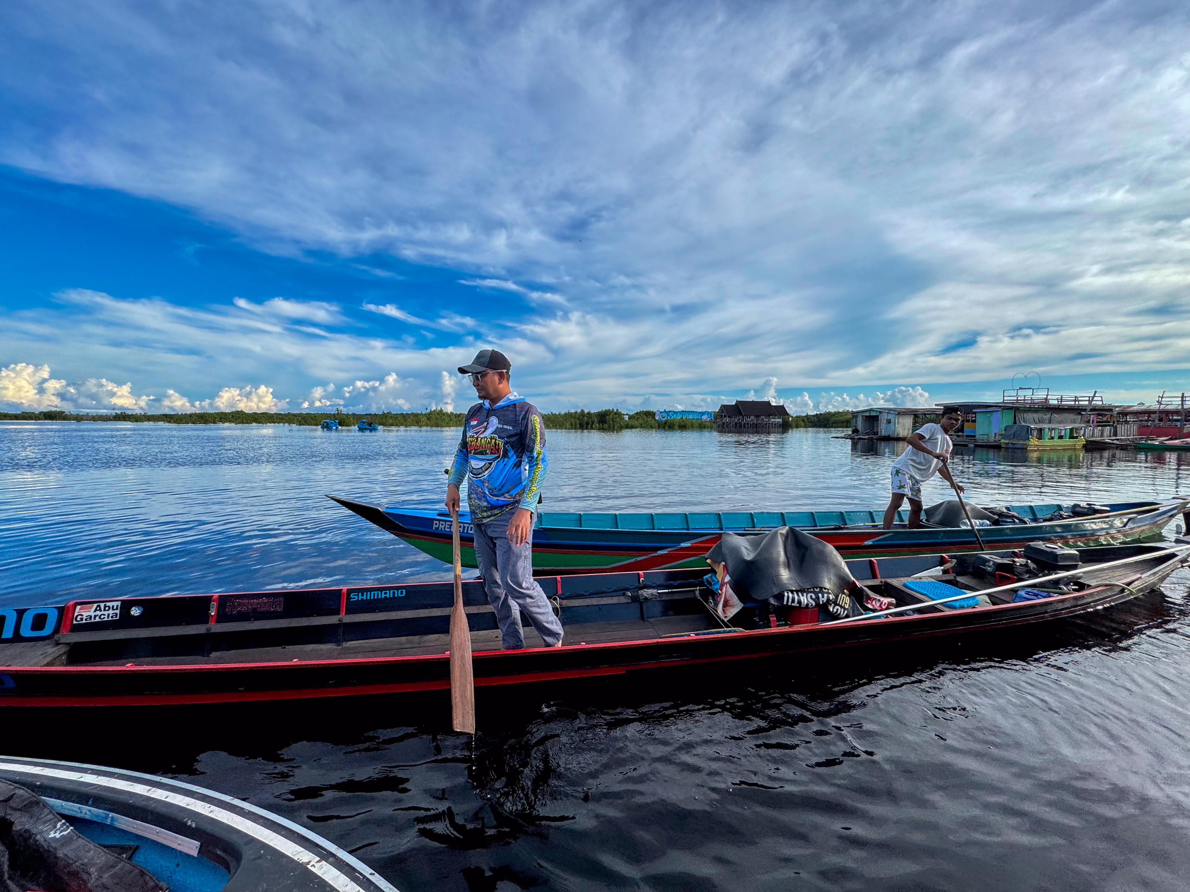 Foto 1. Perahu bermesin motor seperti ini merupakan moda transportasi publik yang digunakan oleh masyarakat untuk berbagai keperluan di Daerah Aliran Sungai (DAS) Sebangau. Mulai dari mencari nafkah sebagai nelayan, transportasi logistik, komuter penumpang, hingga kegiatan rekreasi seperti memancing.