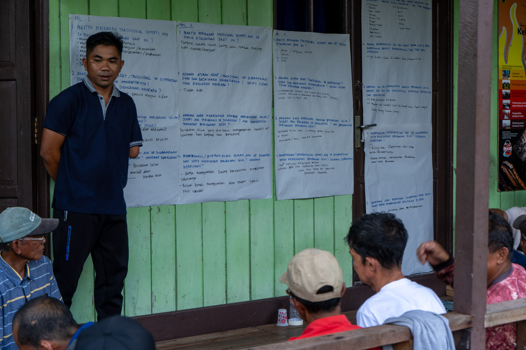 Foto 10. Salah satu peserta bernama Trisno asal Kampung Garung mempresentasikan hasil kerja kelompoknya.