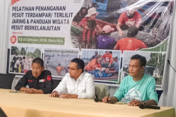 Foto 1. Sesi pembukaan yang mengawali pelatihan disampaikan oleh Kepala Kampung Pela, Supyan Noor, selaku tuan rumah, dan Direktur Yayasan Konservasi RASI, Ir. Budiono. (Foto oleh: Roni Irfan/Kampung Minta)