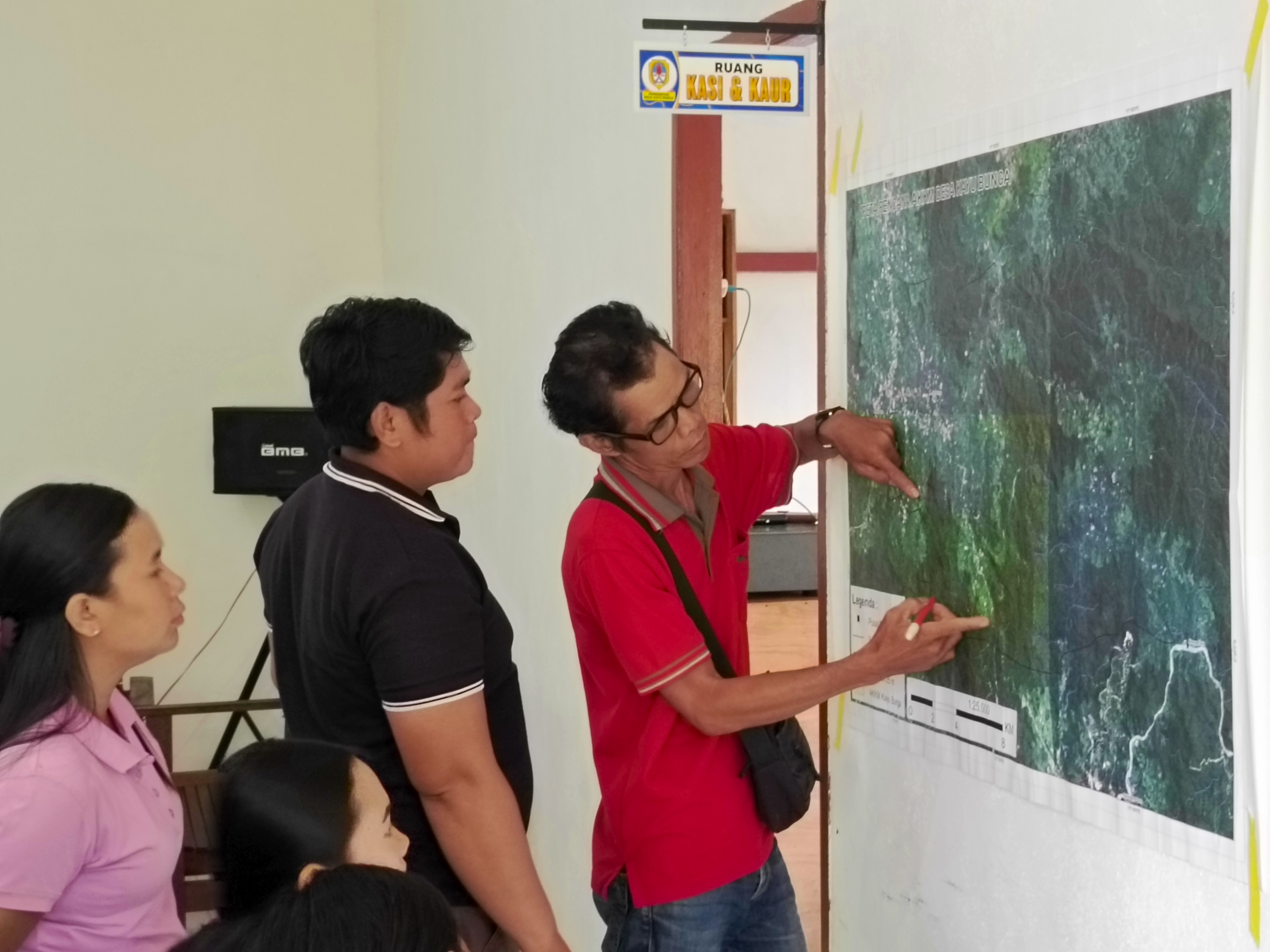 Photo 3. A community meeting session regarding the determination of the area proposed as a social forestry zone in Kayu Bunga Village. (Photo by WWF Indonesia)
