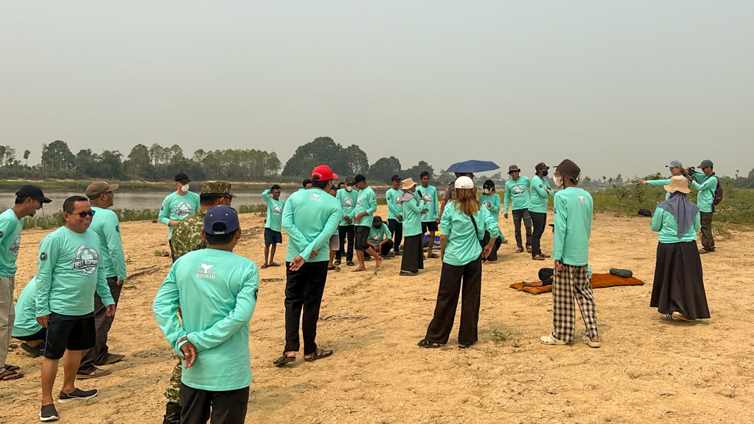 Foto 4. Simulasi penanganan pesut terdampar di darat dilakukan di bantaran Sungai Mahakam yang berdekatan dengan Kampung Pela. (Foto oleh: Roni Irfan/Kampung Minta)