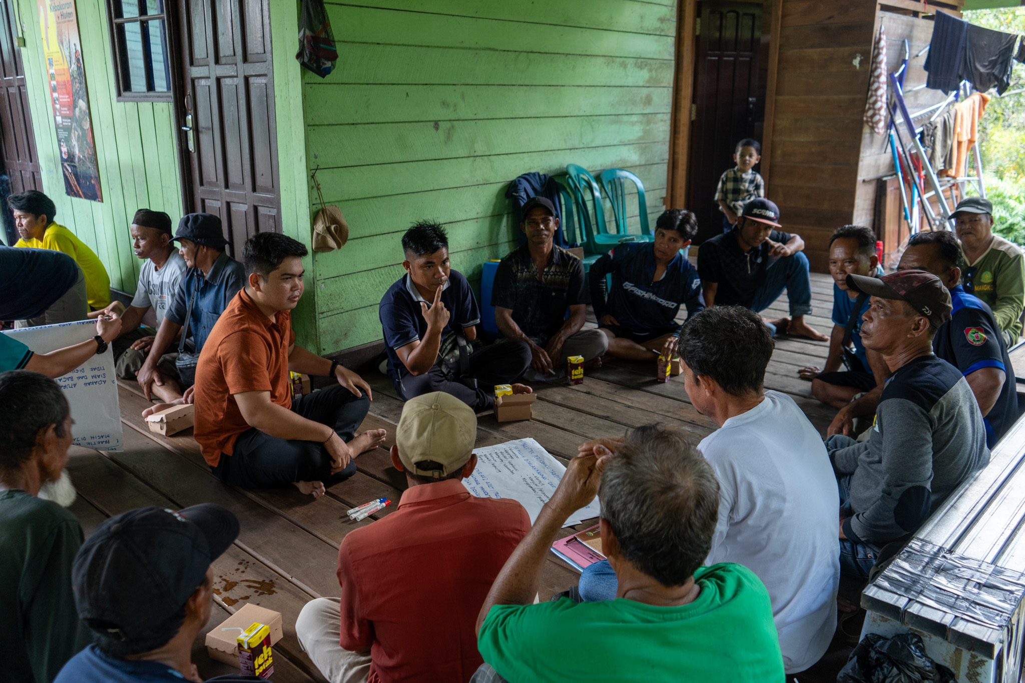 Foto 8. Suasana diskusi kelompok anggota Danum Babilem mengenai dampak perubahan iklim.