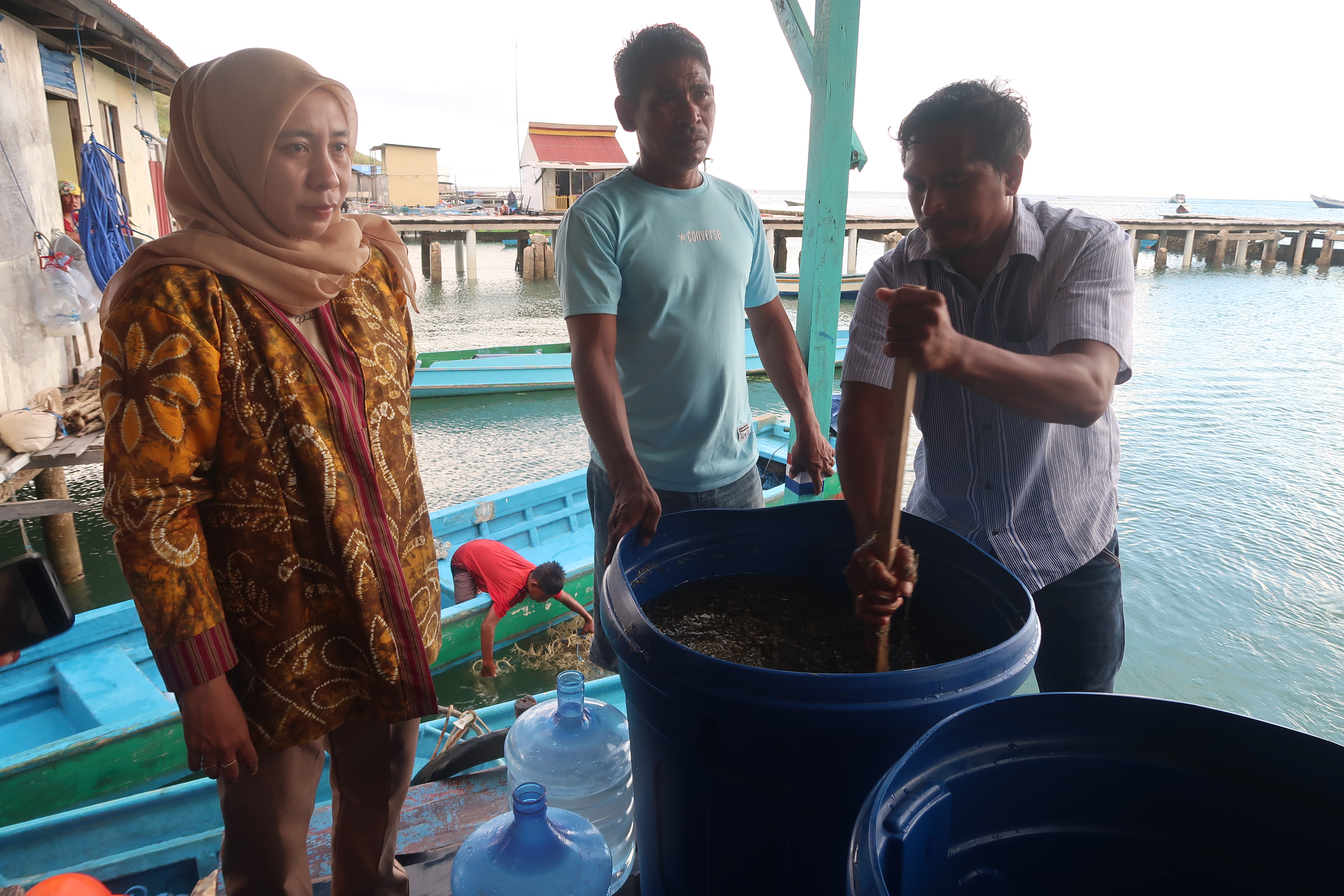 Hands-on session mixing ingredients for seaweed soaking (left) and seaweed planting (right). Photo: ©WWF-Indonesia/ Annisa S. Aulia