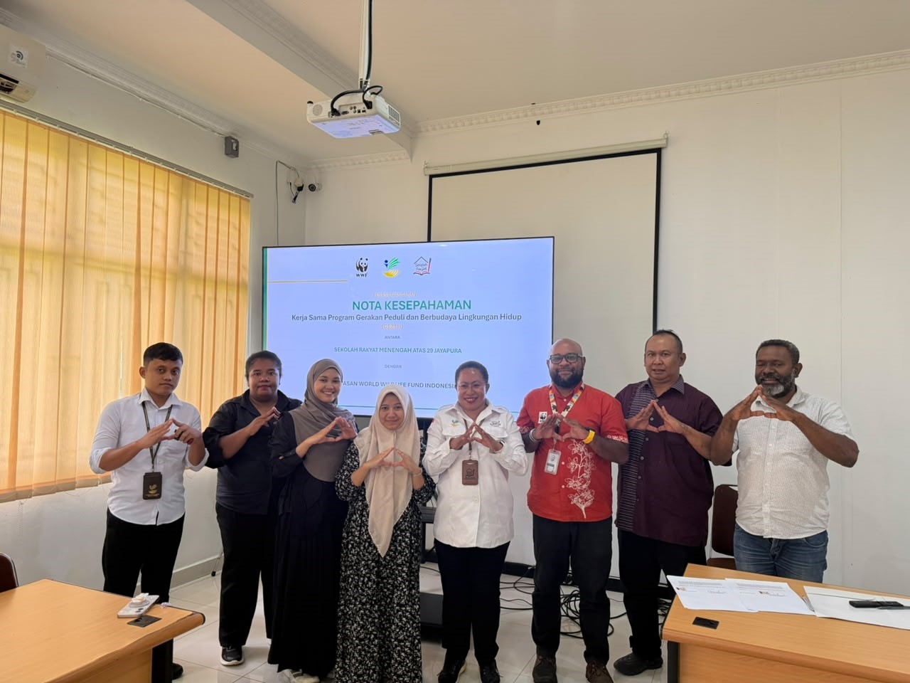 Foto bersama pada saat penandatanganan Nota Kesepahaman antara Sekolah Rakyat Menengah Atas 29 dan WWF Indonesia Program Papua (7/9/2026).