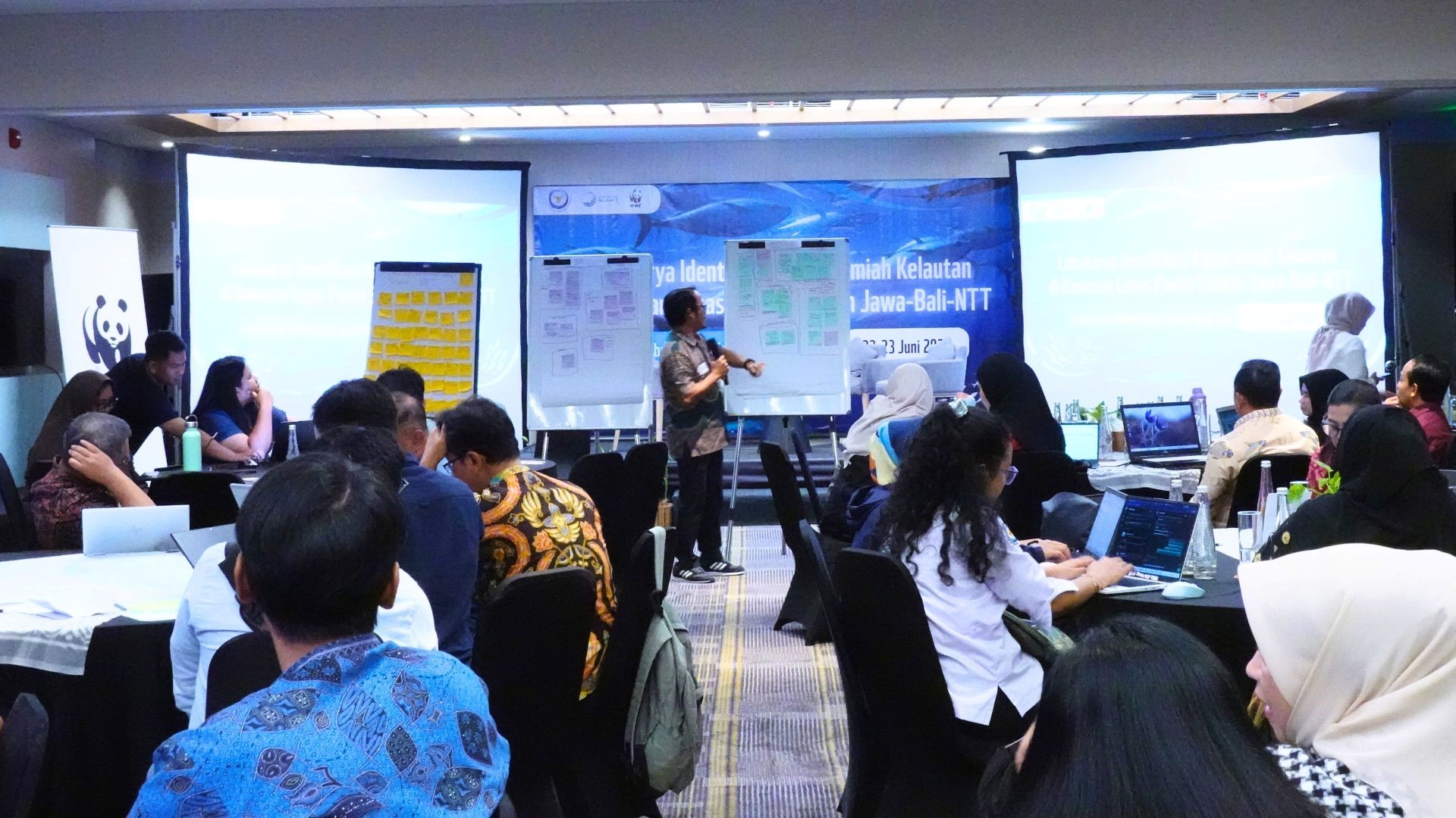 Sebelum menutup rangkaian workshop, setiap kelompok memaparkan rekomendasi serta rencana tindak lanjut atas kebutuhan kajian yang telah disusun melalui diskusi kelompok.