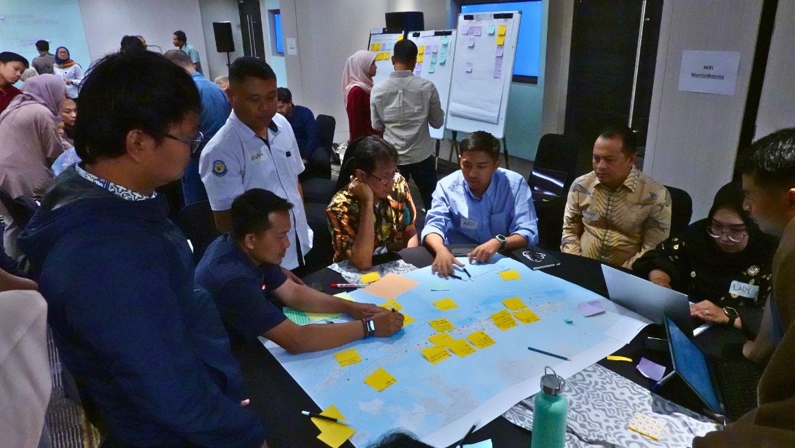 Sesi brainstorming peserta kelompok dalam menyusun prioritas kebutuhan kajian data pada tema tata kelola