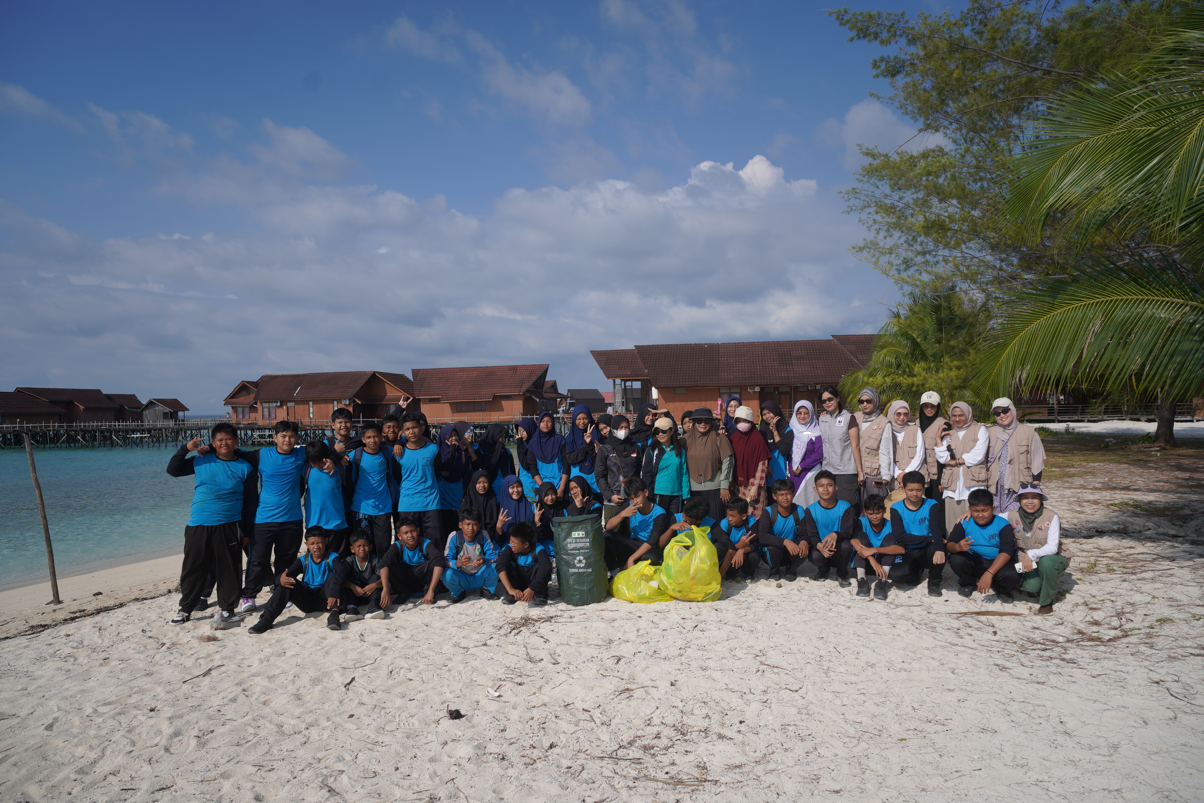 Aksi Bersih-Bersih Pantai bersama SMPN 2 Pulau Derawan. Foto: Nurhadi Pratama