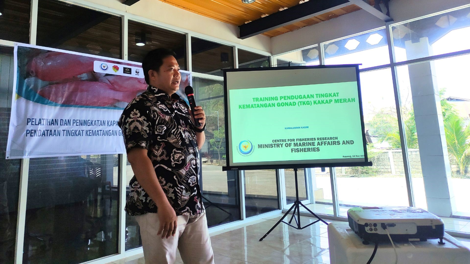 Pelatihan dan peningkatan kapasitas pendataan TKG kepada staff PT MAS dan mitra perikanan Kupang pada November 2023 yang diisi oleh Kamaludin Kasim dari KKP sebagai salah satu narasumber