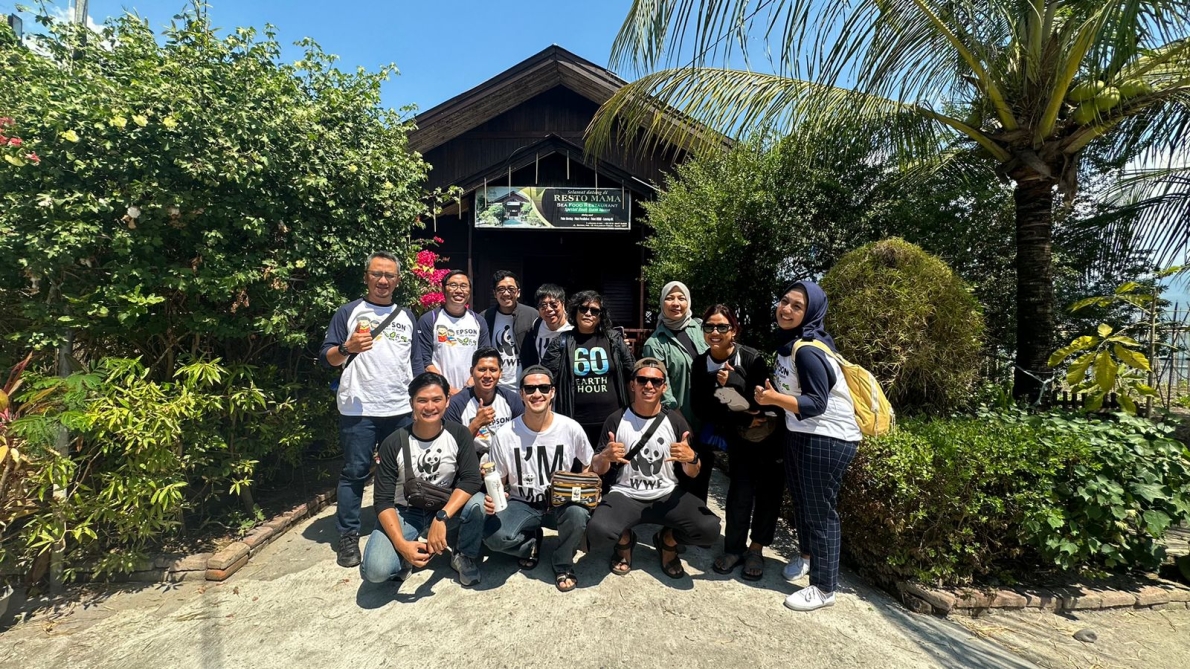 Morgan dan tim WWF-Indonesia