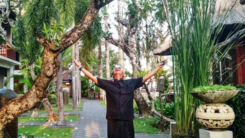 SIGNING BLUE IN BALI