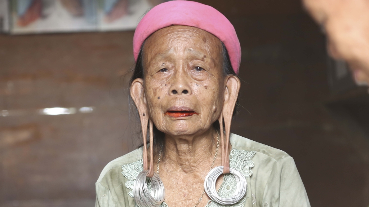 WANITA TELINGA PANJANG